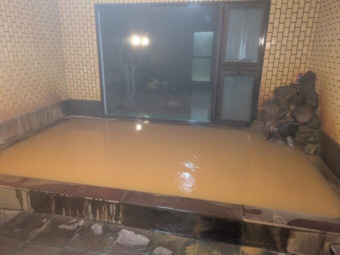 3月上旬浅間山登山口天狗温泉浅間山荘より浴感の濃さが際立つ貸し切り状態の夜の大浴場