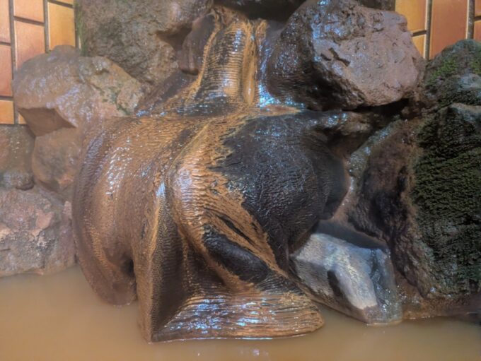 3月上旬浅間山登山口天狗温泉浅間山荘湯口に付着した立派な析出物がお湯の濃さを物語る