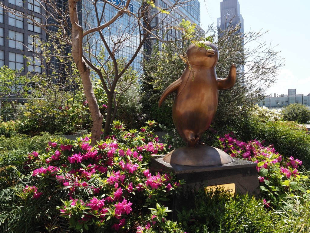 4月中旬春晴れの新宿駅Suicaのペンギン広場に輝く黄金のペンギン像