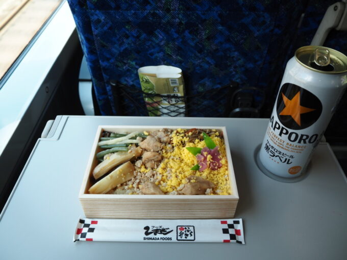 4月中旬湘南新宿ライン快速宇都宮行きグリーン車のお供に水戸駅弁奥久慈しゃもべん中身