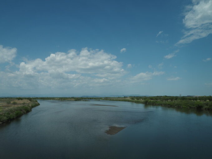 4月中旬湘南新宿ライン快速宇都宮行き車窓から望む大河利根川の流れ