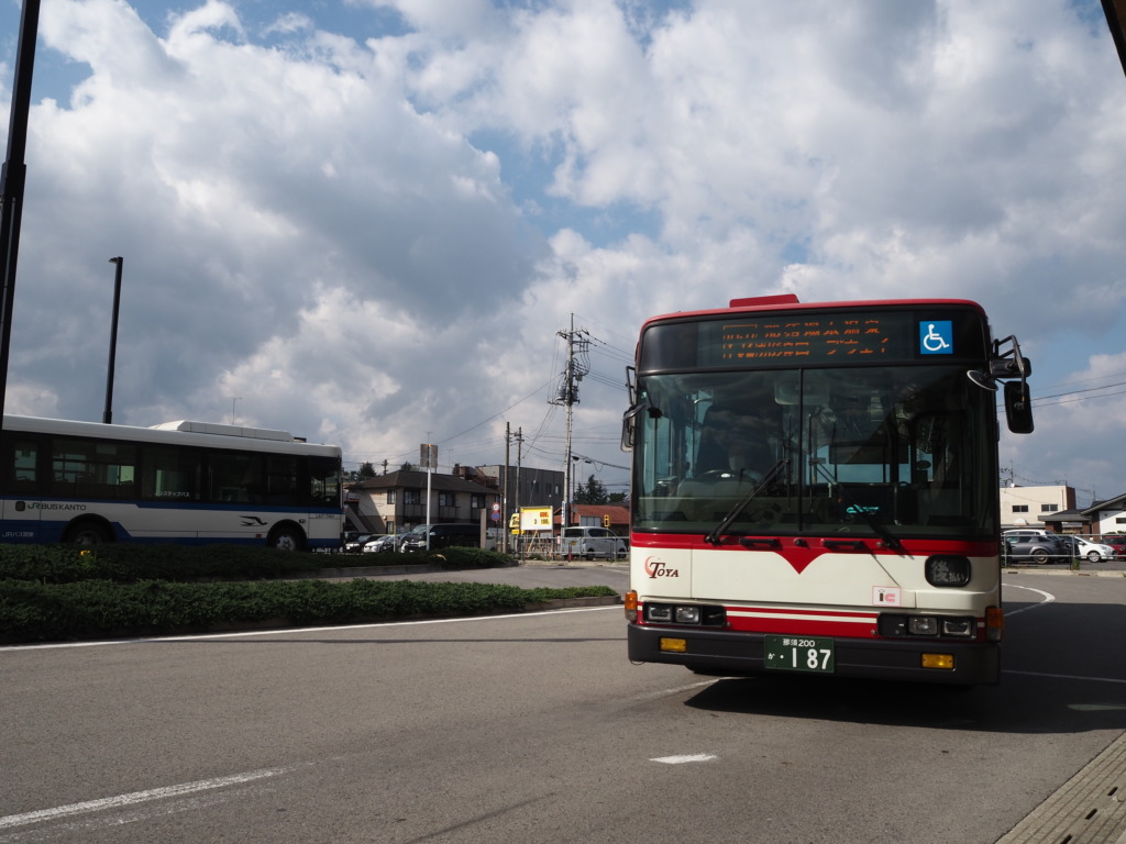 4月中旬黒磯駅ロータリーに入線する旧東野交通塗装の関東自動車那須線那須ロープウェイ行き路線バス