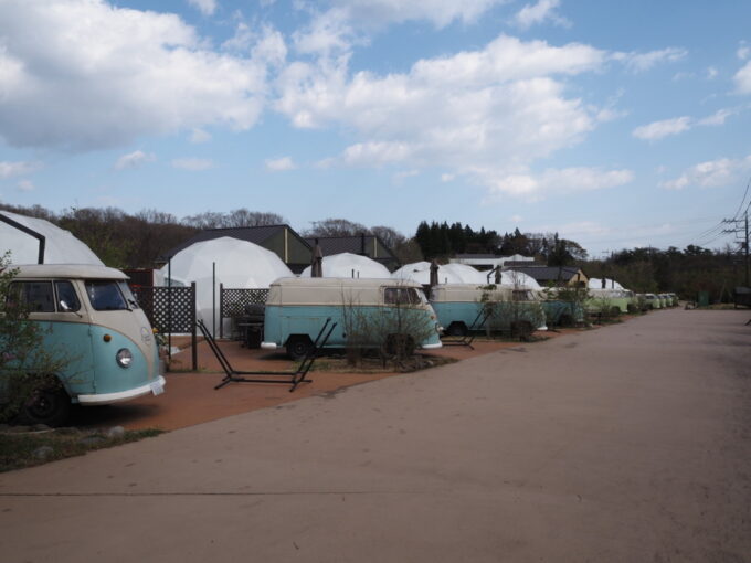 4月中旬那須温泉グランピングNenn（ネン）ずらりと並ぶドーム型のテントルームとヴィンテージバス