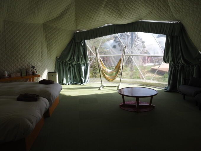 4月中旬那須温泉グランピングNenn（ネン）7ｍドームテントのLG-01冷暖房完備春の陽射しあふれるゆったりとした室内