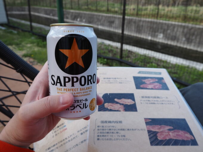 4月中旬那須温泉グランピングNenn（ネン）湯上がりに冷たいサッポロ黒ラベル片手にメニューブックを眺めて調理の予習を