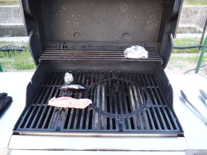 4月中旬那須温泉グランピングNenn（ネン）1泊目夕食赤ワイン片手にグリルチキンとじゃがいも、焼きなす、きのことアスパラのホイル焼きを作るという至極の時間