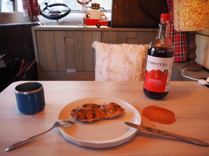 4月中旬那須温泉グランピングNenn（ネン）1泊目夕食アメリカ製バーベキューグリルで焼いた桜姫のもものグリルはふっくらジューシー最高の仕上がりに