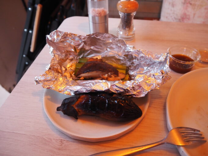 4月中旬那須温泉グランピングNenn（ネン）1泊目夕食アメリカ製バーベキューグリルで焼いたきのことアスパラのホイル焼きと皮が焦げるまで香ばしく焼いたジューシーな焼きなす