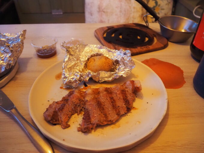 4月中旬那須温泉グランピングNenn（ネン）1泊目夕食アメリカ製バーベキューグリルで焼いたほっくりしっとりのじゃがいもと那須郡司産牛ロース