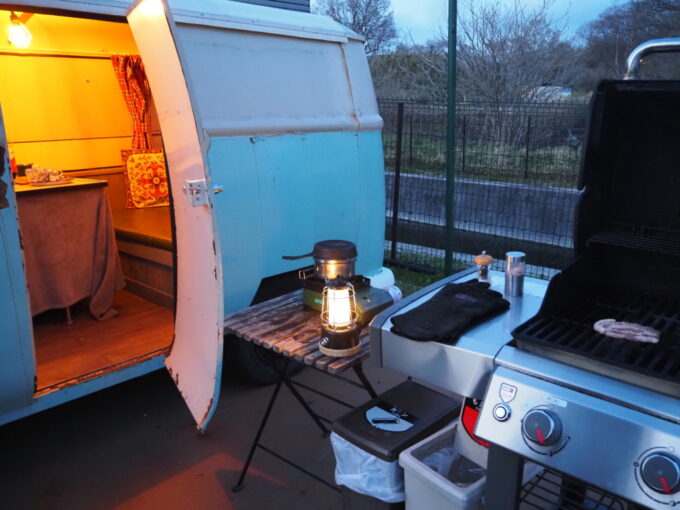 4月中旬那須温泉グランピングNenn（ネン）1泊目夕食日が暮れ暗くなり始めたため室内の充電式ランタンを持ち出し雰囲気あるなか調理続行