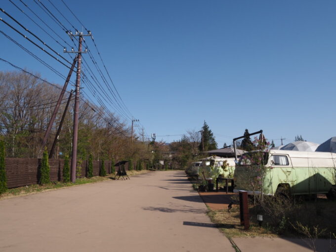 4月中旬那須温泉グランピングNenn（ネン）すっきり目覚め爽快な朝の空気を吸いつつ朝食のキットをフロントへと取りにゆく