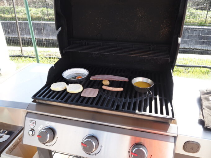 4月中旬那須温泉グランピングNenn（ネン）1泊目朝食キットを受け取りバーベキューグリルで軽く調理新鮮な体験に感激しきり