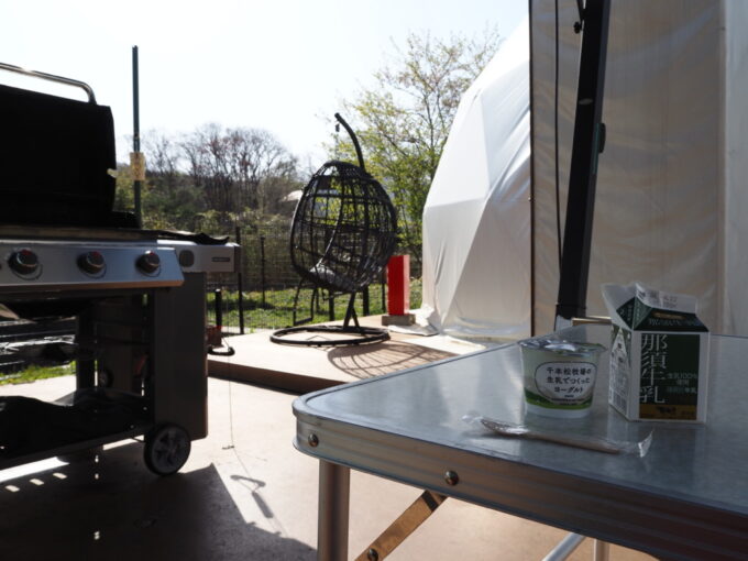 4月中旬那須温泉グランピングNenn（ネン）1泊目朝食食後に那須牛乳と千本松牧場の牛乳でつくったヨーグルト