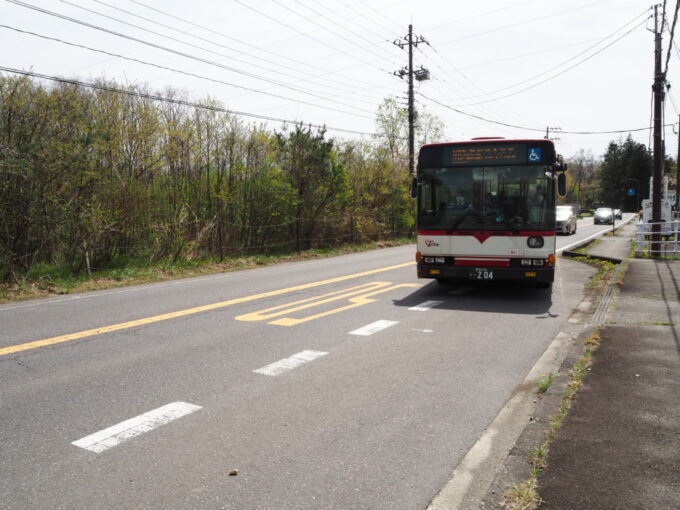 4月中旬チーズガーデン前バス停より旧東野交通塗装の関東自動車那須線那須ロープウェイ行き路線バスに乗車し寿楽本店前バス停へ