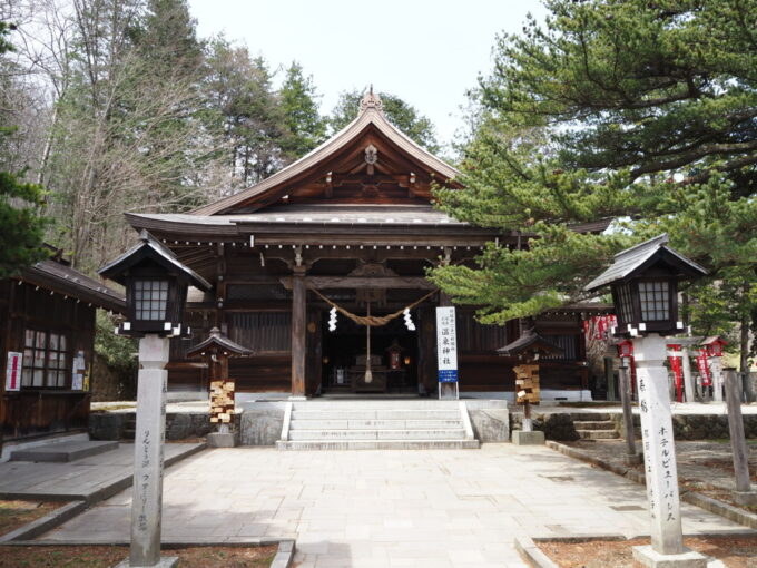 4月中旬春うららかな那須温泉神社重厚な拝殿にお参りを
