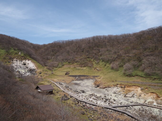 4月中旬春うららかな那須温泉神社の裏参道から荒涼とした殺生石園地を展望する