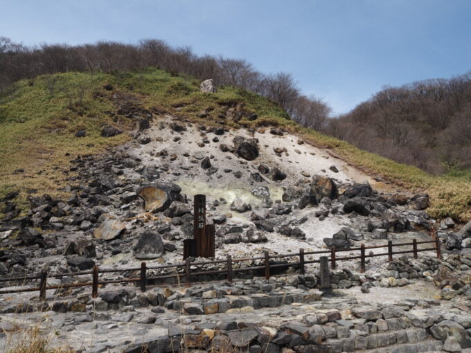 4月中旬春うららかな那須湯本温泉ふたつに割れた九尾の狐伝説の残る殺生石