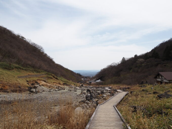 4月中旬春うららかな那須湯本温泉殺生石園地から望む那須野が原