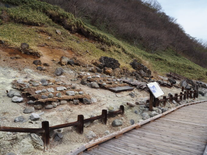 4月中旬春うららかな那須湯本温泉殺生石園地に残る湯の花採取場跡