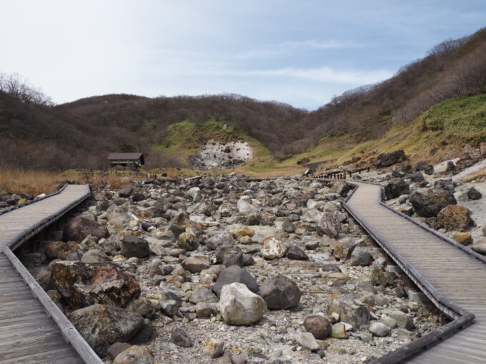4月中旬春うららかな那須湯本温泉殺生石園地荒涼とした世界感を振り返る