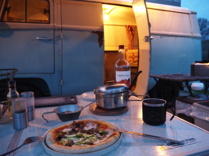 4月中旬春うららの那須グランピングビレッジNennネン夕刻の風情溢れるワーゲンバストバーベキューグリルで焼いたピザ