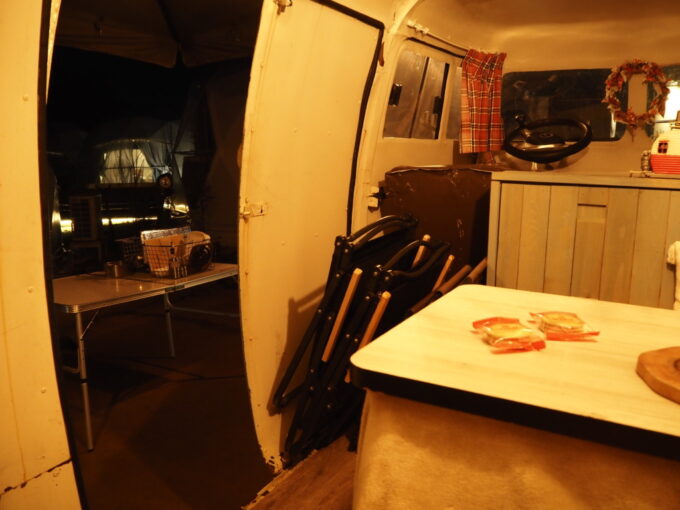 4月中旬那須温泉グランピングNenn（ネン）2泊目夕食スモアを焼いている間はワーゲンバスに入り暖をとる