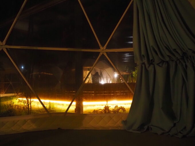 4月中旬那須温泉グランピングNenn（ネン）ドームテントでまったり過ごしているとファイヤーピットで作業する人影が