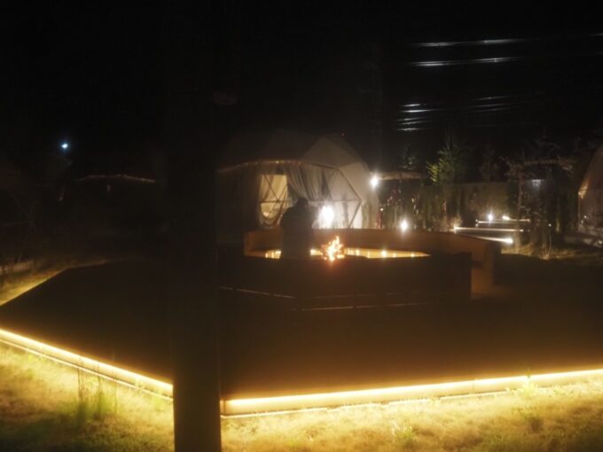 4月中旬那須温泉グランピングNenn（ネン）ドームテントでまったり過ごしているとファイヤーピットに火が点る