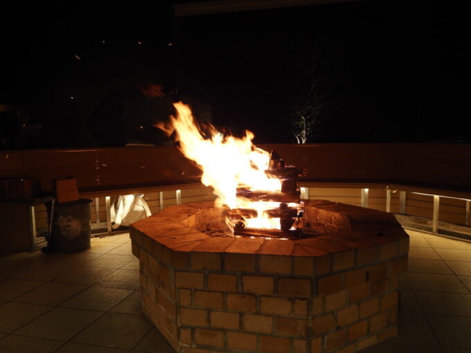 4月中旬那須温泉グランピングNenn（ネン）ファイヤーピットで燃える焚火で暖を取る