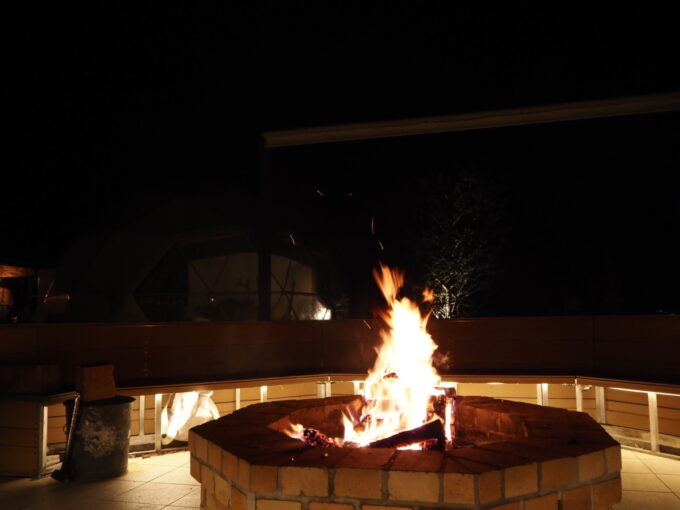 4月中旬那須温泉グランピングNenn（ネン）ファイヤーピットで薪が燃えてゆく様子を無心で眺める