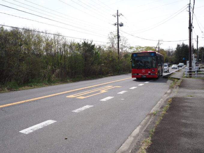 4月中旬春うららの那須高原チーズガーデン前バス停にやってきた関東自動車オリジナル塗装の那須線那須ロープウェイ行き路線バス