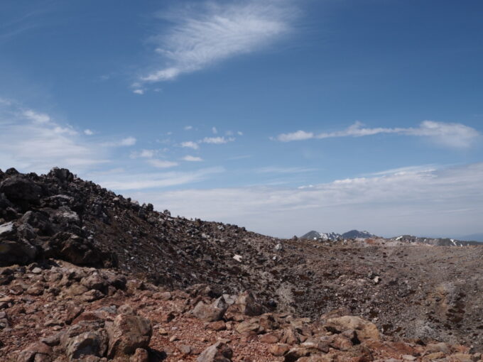 4月中旬春うららの那須岳主峰茶臼岳山頂へと向かう登山道ついに視界にとらえた山頂と那須岳神社の祠