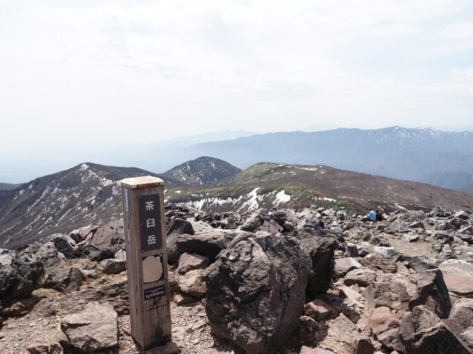 4月中旬春うららの那須岳主峰茶臼岳ロープウェイ山頂駅から標高差231mを登りついに茶臼岳登頂
