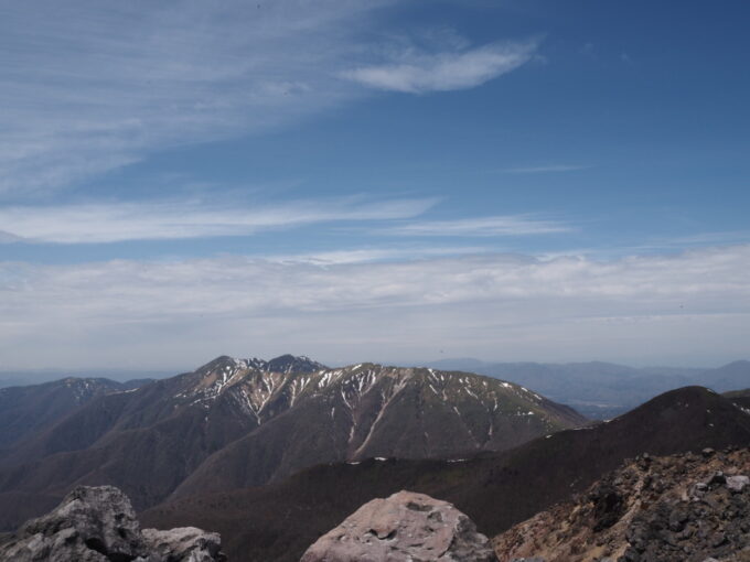 4月中旬春うららの那須岳主峰茶臼岳山頂から望む大倉山に三倉山