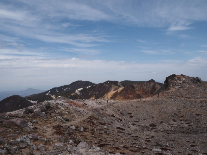 4月中旬春うららの那須岳主峰茶臼岳山頂からの大展望を満喫し火口跡をぐるりと周るお鉢巡りへ