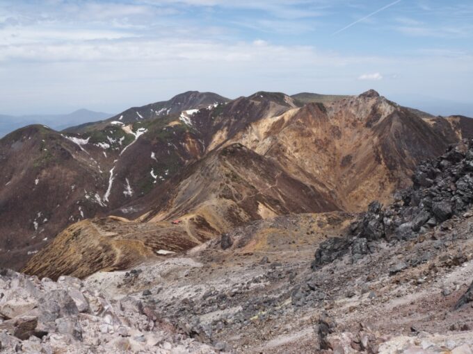 4月中旬春うららの那須岳主峰茶臼岳山頂のお鉢巡りコースから眺める朝日岳と三本槍岳