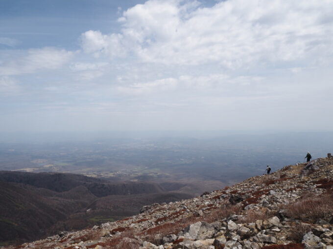 4月中旬春うららの那須岳主峰茶臼岳山頂からの展望を満喫しいざ下山こうして見ると道などないように見える