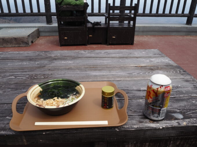 4月中旬春うららの那須岳主峰茶臼岳那須ロープウェイ山頂駅の軽食コーナーワカメそばとスーパードライ生ジョッキ缶