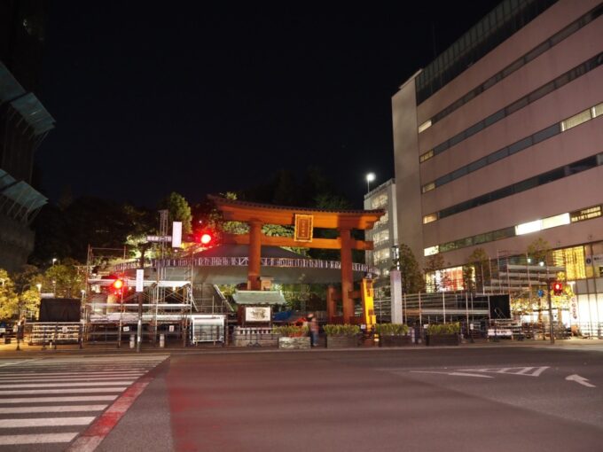 4月中旬宇都宮夜のライトアップされた二荒山神社の赤鳥居