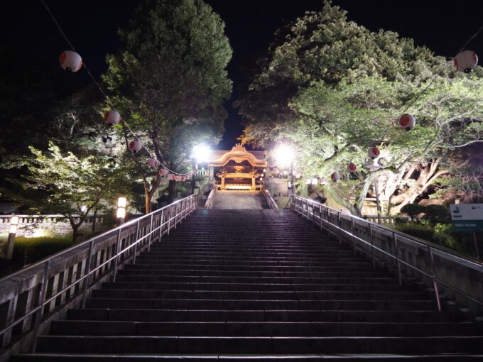 4月中旬宇都宮市街地にぽつんと聳える明神山山頂に鎮座する二荒山神社へとのびる石段の参道
