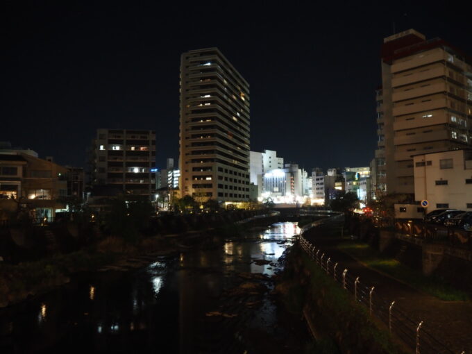 4月中旬宇都宮街の灯りを映す夜の田川