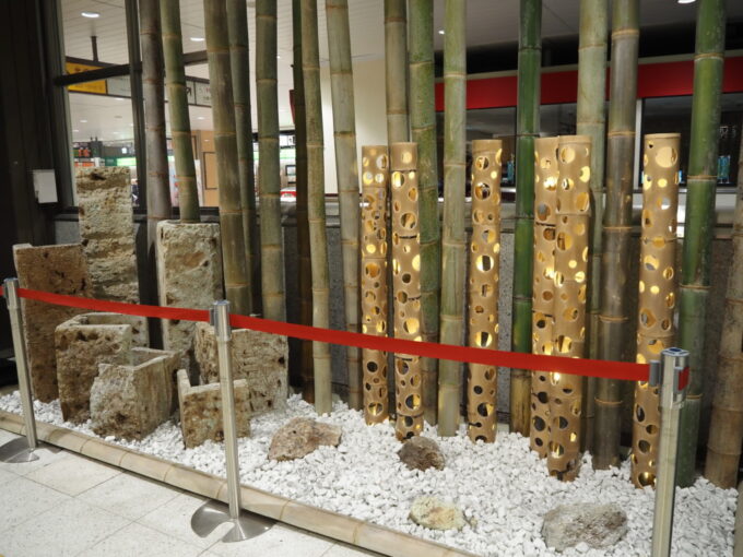 4月中旬夜の宇都宮駅新幹線コンコースに飾られた竹灯籠と大谷石