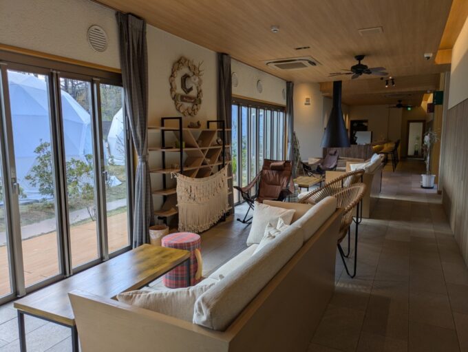 4月中旬那須温泉グランピングNenn（ネン）スパ棟のおしゃれなラウンジ