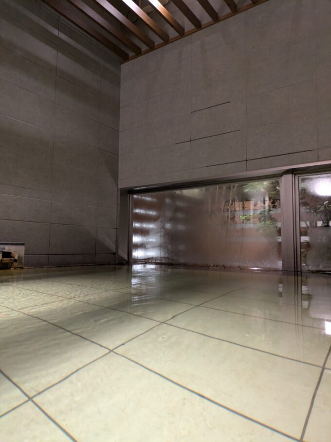 4月中旬那須温泉グランピングNenn（ネン）温泉大浴場でとろりとした浴感の湯で温まる