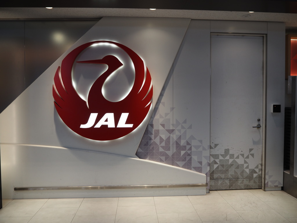 5月中旬羽田空港第1ターミナル壁面に燦然と輝くJALのシンボル鶴丸