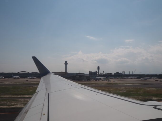 5月中旬羽田空港第1ターミナルを離れたJALB737型機は長崎空港へと向け無事離陸