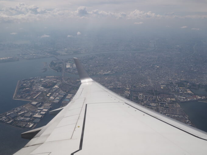 5月中旬JAL長崎空港行きB737は羽田を離陸し急上昇を続け東京ディズニーリゾート上空で器用に旋回し西へと舵を切る
