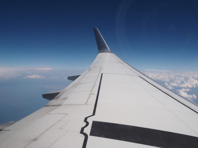 5月中旬JAL長崎空港行きB737型機は降下を始め周防灘や九州大分国東半島を翼の下に覗かせる