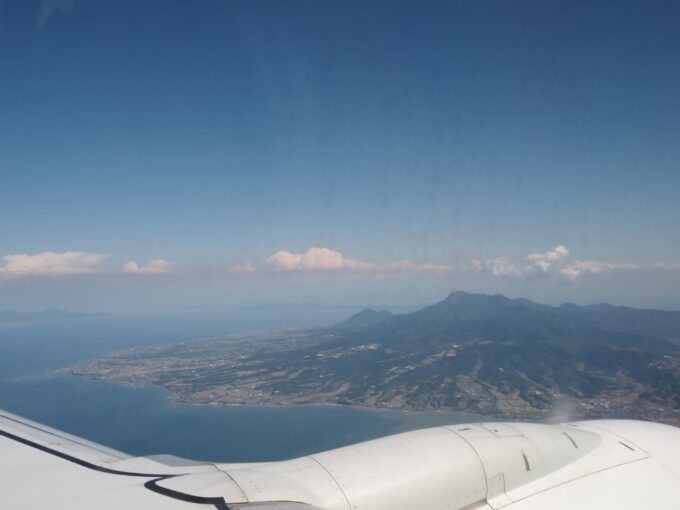 5月中旬JAL長崎空港行きB737型機機窓いっぱいに姿をあらわす雲仙普賢岳の荒々しい姿