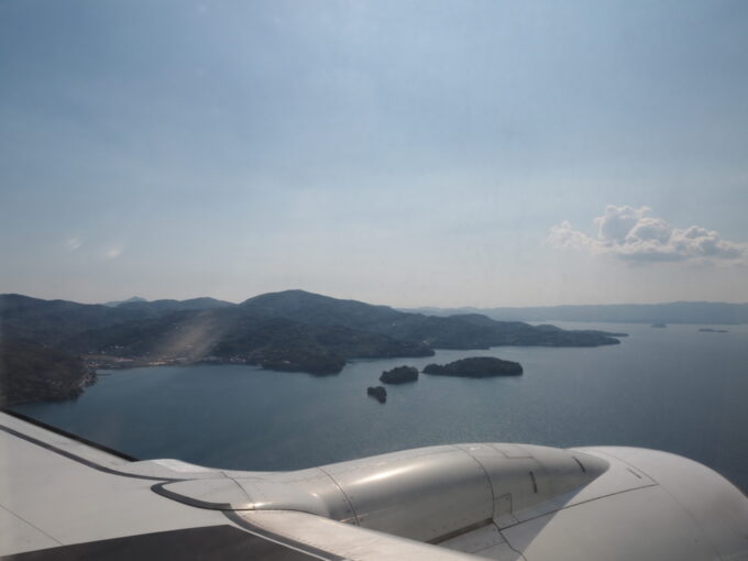 5月中旬JAL長崎空港行きB737型機はいよいよ高度を下げ大村湾へ